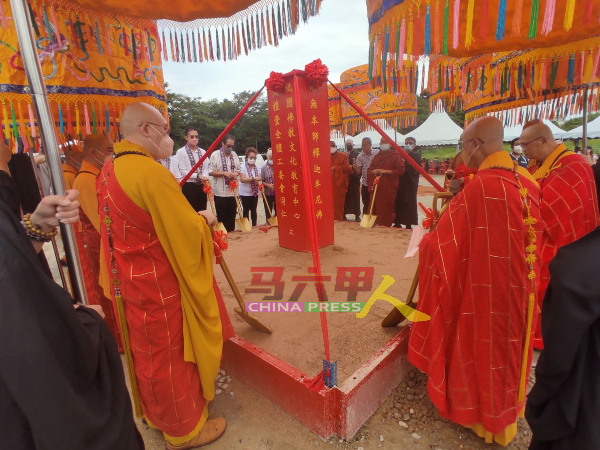 ■广品和尚（右2）领众主持祇园佛教文化教育中心综合大礼堂奠基礼。