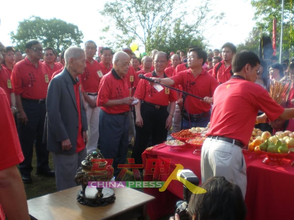 当年第一届“三山九九”祭祀环节，由德高望重的华社三老，即已故张雅山（左起）、沈慕羽及林源瑞担任主祭。