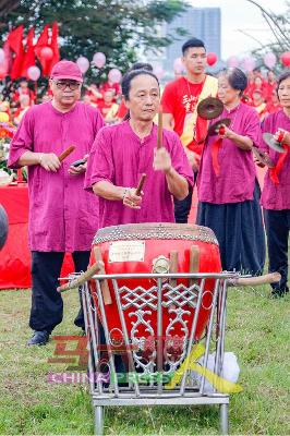 茶阳会馆大锣鼓队16年不曾间断在庆典上，用鼓舞人心的传统鼓乐率领大家登山。