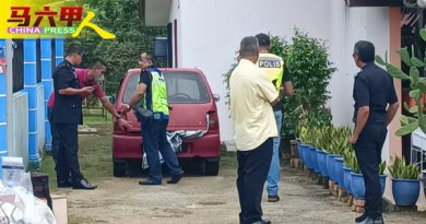 帆布盖车 年轻情侣  离奇卧尸车内