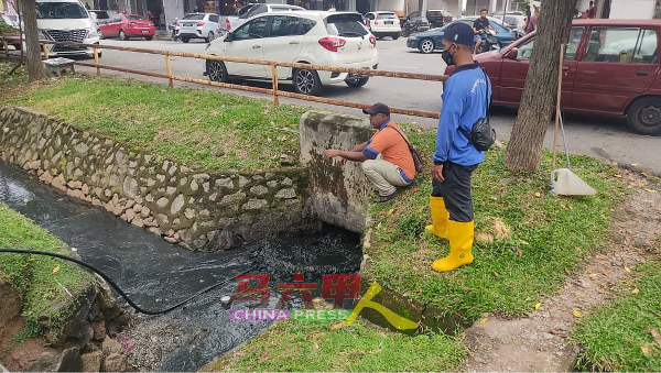 南方环保有限公司人员在默迪卡柏迈清理沟渠。