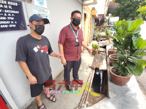 傅夏平（左）对于店前原本严重阻塞的沟渠获得清理，表示赞好，右为邓永森。