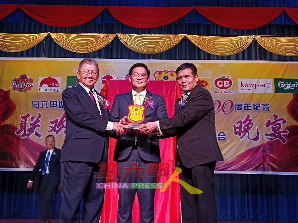 黄守群(左)与苏岘苇(右),联合赠送纪念品给林万锋。