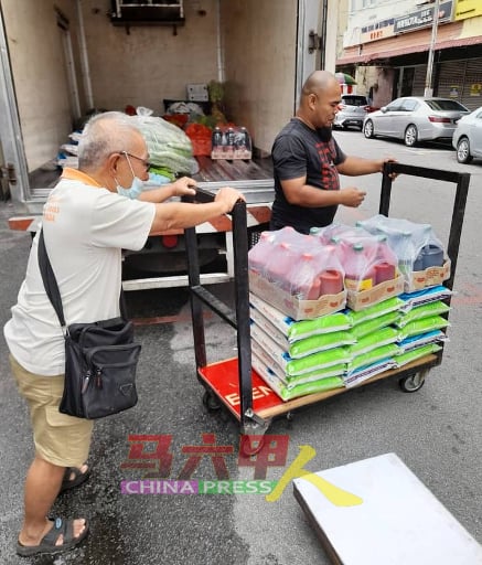 赞助人定期将所需的材料送到义工们煮食的地方，让免费派食的善举得以延续。