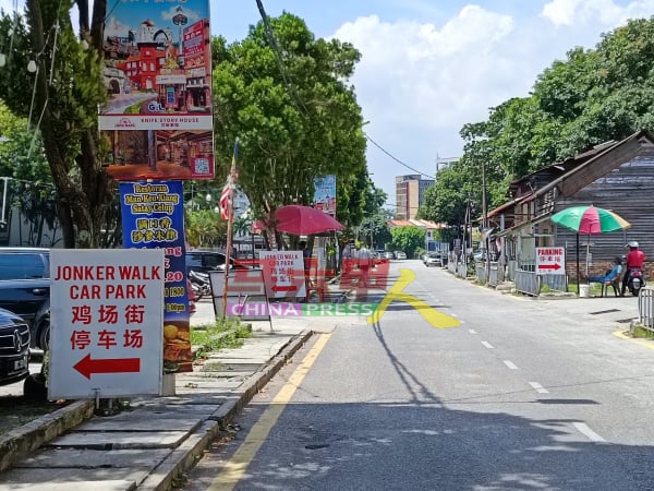 老街及鸡场街附近有不少私人泊车场让公众车辆泊车。