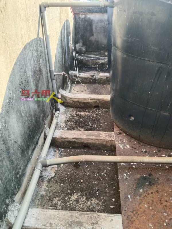 ■卡斯杜丽组屋顶楼钢筋混凝土破损渗水，导致下雨时顶楼居户单位入水。