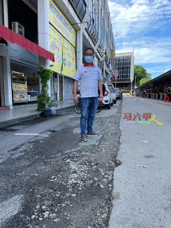 ■刘志俍到马六甲广场视察发现承包商挖土埋电缆后，造成路面严重受损，处处可见窟窿。