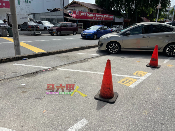 ■承包商体恤马六甲广场停车位情况，没有将施工地点围起，所以只能等待车辆移开后阶段性铺沥青。