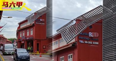 遭强风扯落 大厦外墙铁花挂3楼屋顶   好危险！