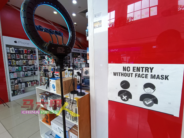 ■少数店家依然强制顾客佩戴口罩才能进入。