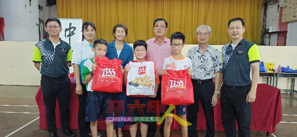 陈涌铭（前排左起）、陈震庭及曾临恩在有奖问答游戏抢答成功，获得精美礼袋。