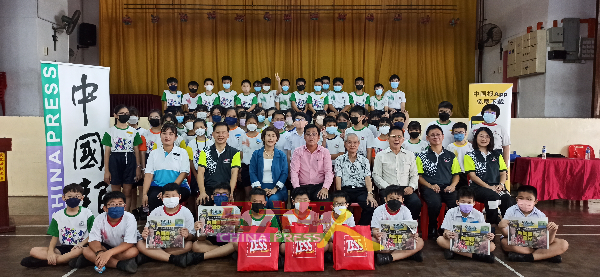 文化小学获得王天财连续11年赞助《中国报》，图为受惠学生与嘉宾们合照。
