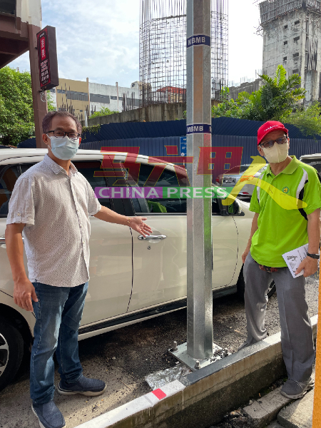 刘志俍（左起）及李祥生到马六甲广场视察时发现一些灯柱，正好设在主驾驶车门位置，造成司机上下车都成问题。