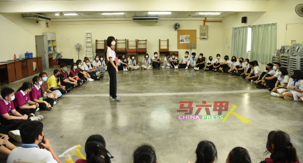 柔甲十校华乐团团员齐聚培风中学，进行为期两天一夜的观摩会。