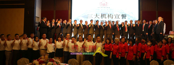 甲华堂3机构理事成员宣誓就职，邀请华总总会长吴添泉（台上右者）主持监誓仪式。