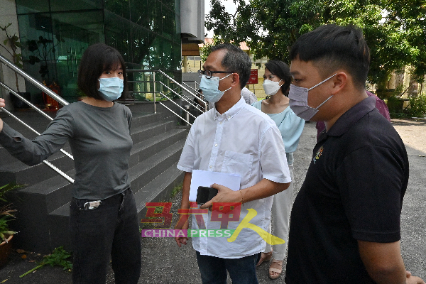 何亭萱（左起）向刘志俍及朱智威反映顾客面对的问题。