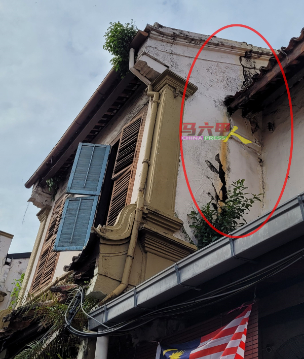 ■荷兰街空置老屋二楼外墙出现裂缝（红圈）。