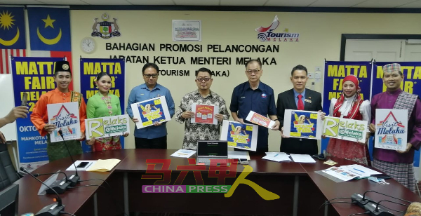 沙阿里（左3起）、贾拉尼与吴福全，在会上推介马六甲旅游展销会。