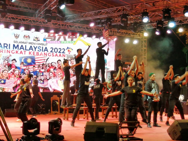 ■舞蹈员在台上为马来西亚日作好彩排准备。