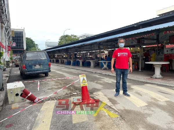 刘志俍视察时发现施工地点与峇章三角路美食中心十分靠近，而且满地沙石恐引起尘土。