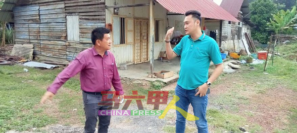 郑凯贤（右）走动各新村，了解新村所需。