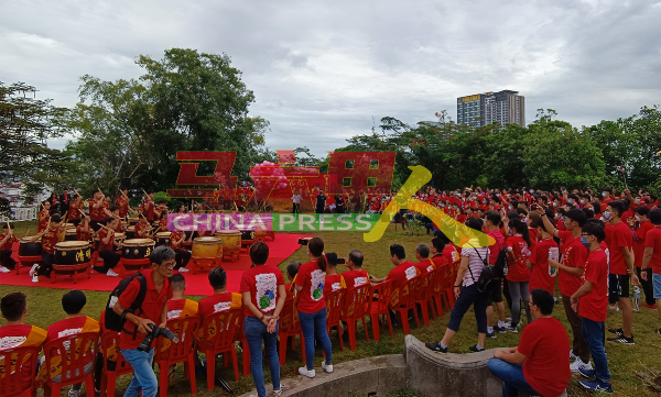 上百位参与者围观马六甲培风中学廿四节令鼓震撼人心的表演。