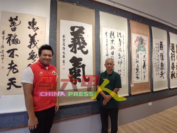 “凛然正气”书画全国大展也是义展，为关公文化节筹募活动经费，其中许文华（左）的作品《义气》已有得主，右为刘明亮。