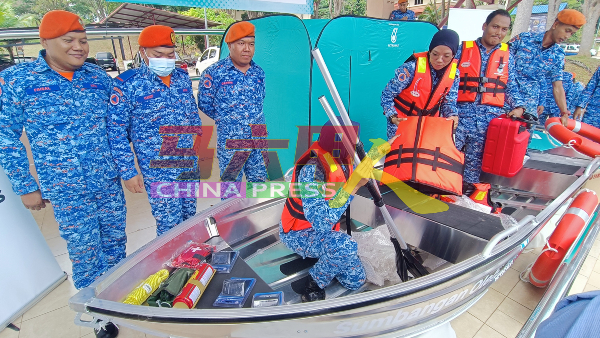 民防局队员喜获水灾救灾配备。
