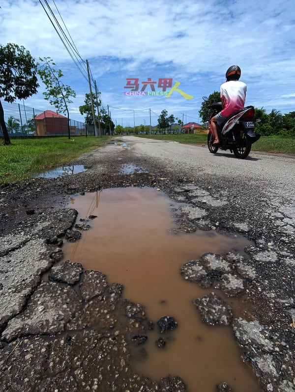 巴登德目鲁容河道路路况非常糟糕，路面破烂严重，也面对常年积水问题。