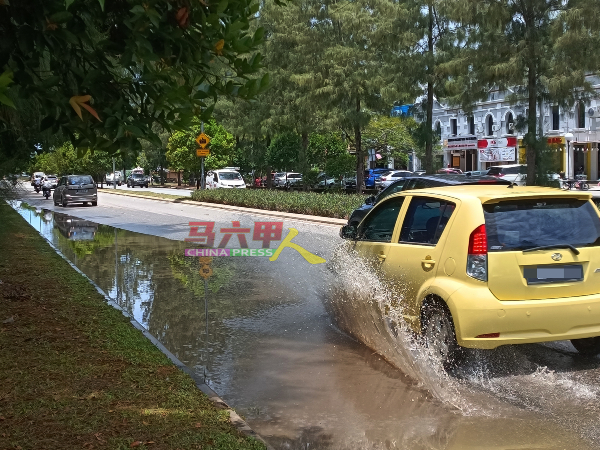 从哥打沙班达通往柠檬眼路方向，道路水平设计不专业，每次雨天后总会形成大面积的水洼，并且严重影响有关道路安全。