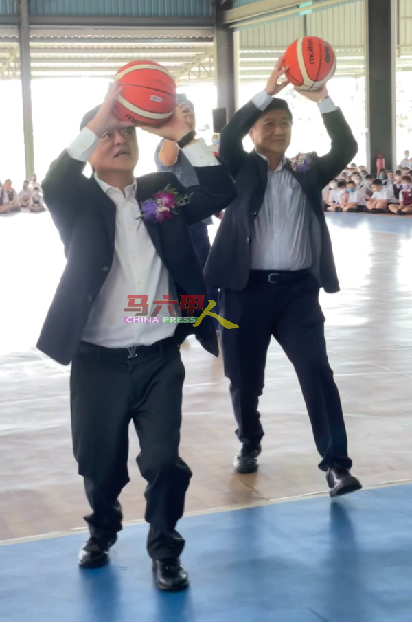 冯世洲（左起）及冯世南受邀投篮，使用拿督冯振轩拿汀杨秀兰篮球场设施。