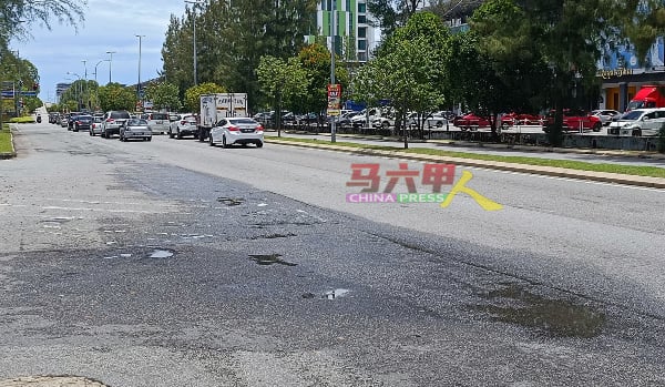 赛阿都阿兹路路面也出现坑洞及不平坦，是时候进行铺路工程。