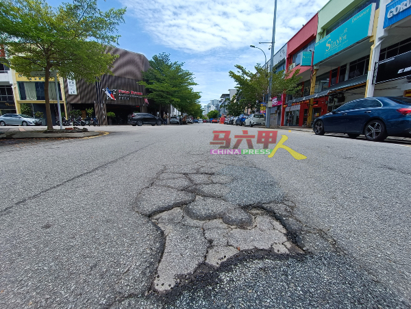 繁忙的马六甲拉也道路也出现不少坑洞及损坏的情况。