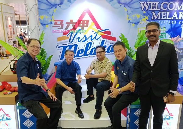 出席马六甲旅游展销会的嘉宾。左起为吴福全、陈国良、马六甲旅游促进局总经理沙阿里、甲旅游局主任饶进财及峇迪航空销售与商务主管阿拉苏。