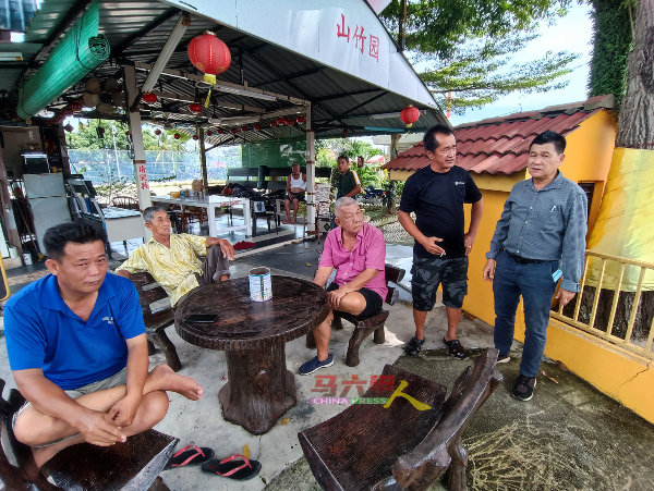 林千宏（右）、浮罗加东村民及元武宫成员了解情况。