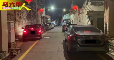 刘志俍：老街违例停泊应发罚单 严重阻碍交通车辆   应拖走