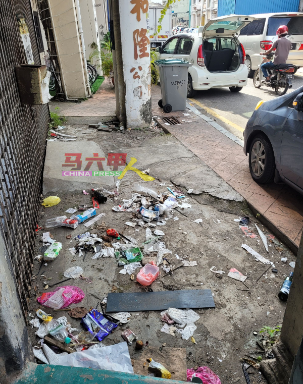 老街待租或空置店屋五脚基垃圾堆积，非常不卫生。