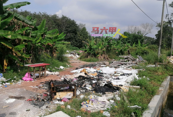 住宅区附近的空地，沦为非法垃圾场，空地上散落各种垃圾及建筑废料。