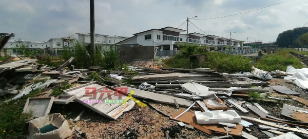 建筑废料堆积如小山，破坏环境的美观及卫生。