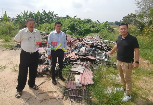 蔡求伟（右）指堆积的屋瓦垃圾中也有焚烧锡纸类的物品，左起戴佛淞及林千宏。