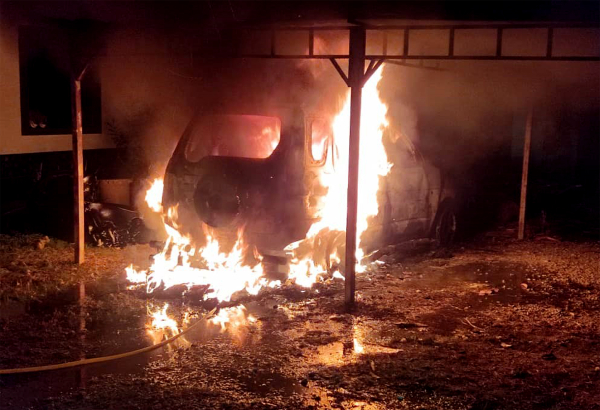 消拯员抵达现场时，发现一辆泊放在民宅旁小车房内肯巴拉，正被大火烧起。