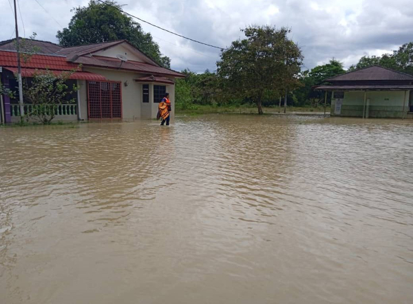 于榴梿洞葛的甘榜浮劳淹水，居民被安顿到临时水灾疏散中心。