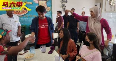 空降漢都亞再也守土  阿當阿裏訪選民拉票