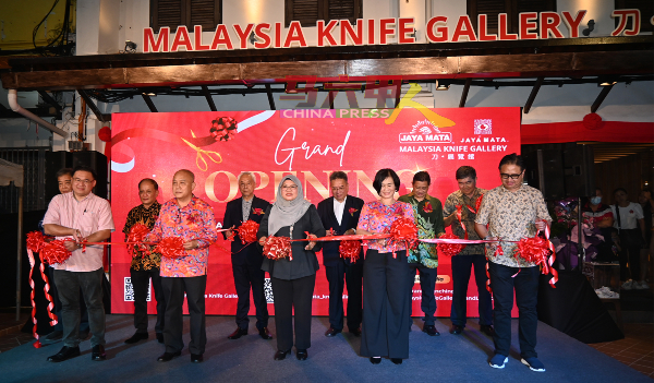 沙阿里（前排右起）、林丽萍、杜敏娜、陈天利及颜天禄为Jaya Mata刀展览馆开幕，主持剪彩。