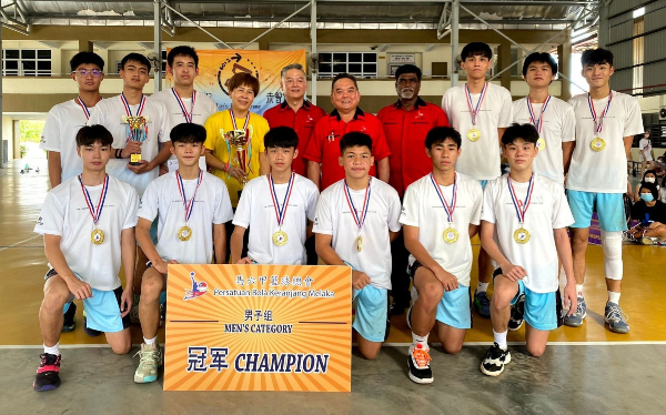 男子组冠军I'm Possible 篮球俱乐部，后排左4起为教练陈金凤、曾年樑、陈江荣及威达吉里。