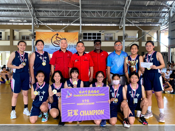女子组冠军育民中学，后排右3起为育中老师洪殿云、威达吉里、陈江荣及曾年樑。