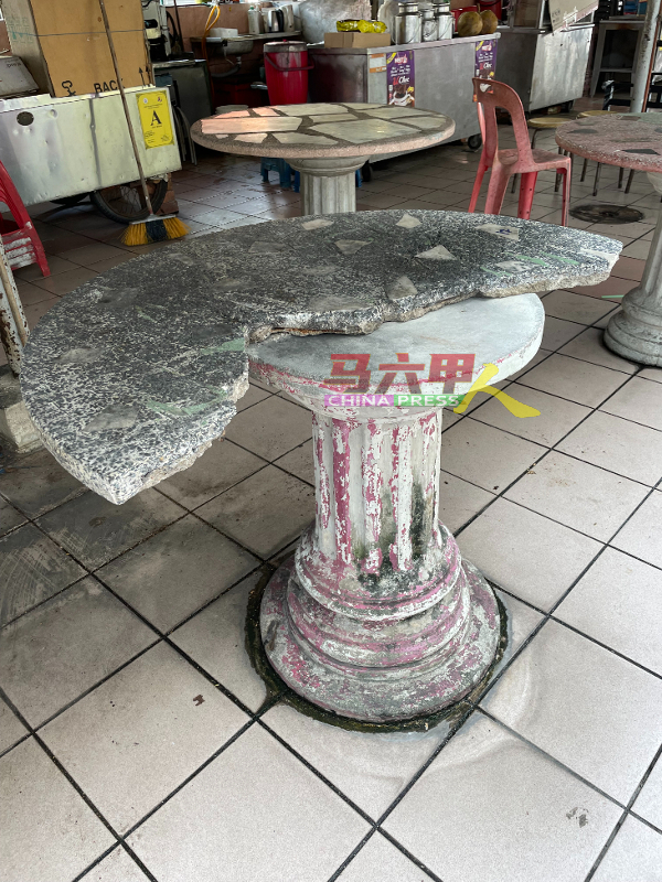 大部分石桌椅使用多年，已经严重损坏。