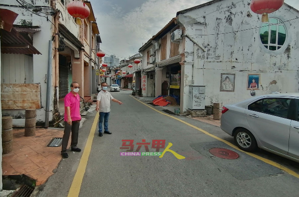 刘志俍（右）指，老街区违例泊车的问题一再发生，一些车主违规泊车在黄线区或是人行走道上，左为其助理李祥生。