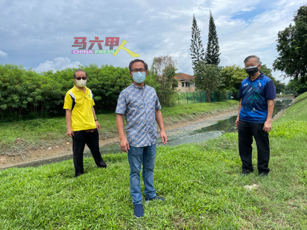 李祥生（左起）、刘志俍及陈劲源到哥打拉沙马那花园第一期蓄水池视察。