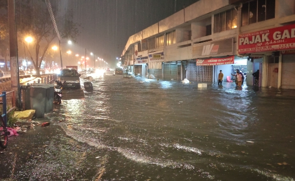 玛琳再也柏卡第2路常逢雨水灾，最严重时，路面及店面皆汪洋一片。（档案照）